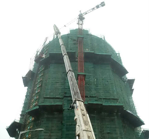 安源吊车在工地上作业